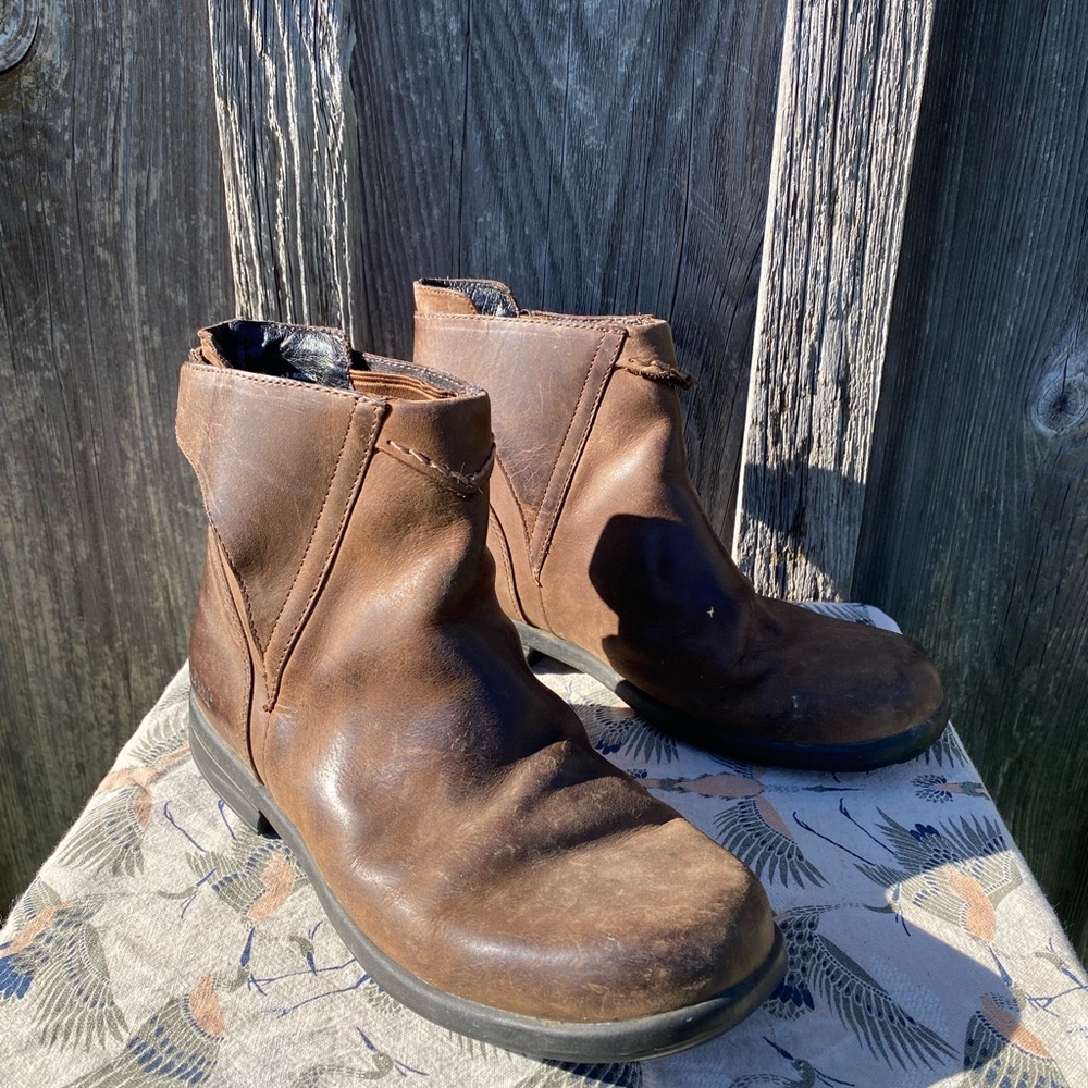 LL Bean women’s Leather Chelsea Boots